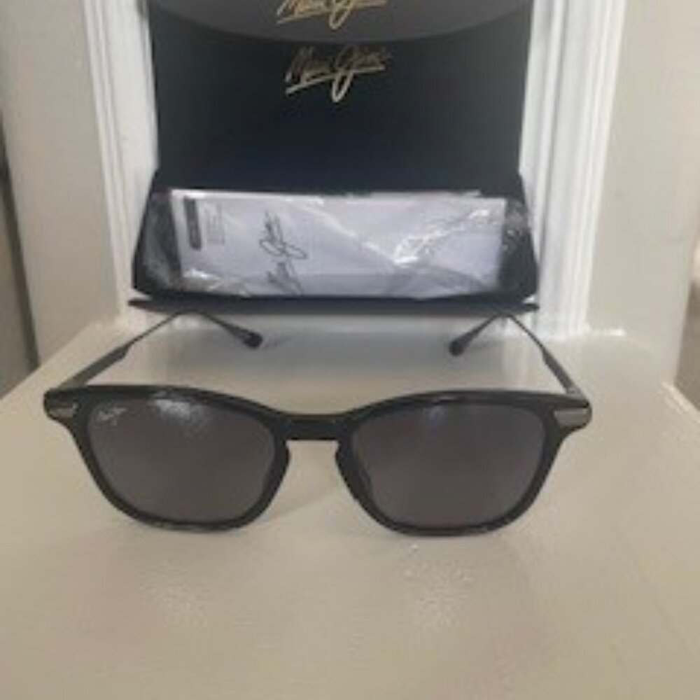 Maui Jim MANA'OLANA Sunglasses in shiny black gunmetal with neutral grey lens